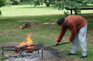 ARG BUE Est Candelaria gaucho cooking.jpg (23482 bytes)