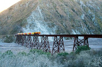 !!AR-Nubes- train on bridge.jpg (39234 bytes)