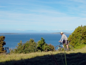 !!!CHI Chiloe Refugia - biking 2.jpg (54618 bytes)