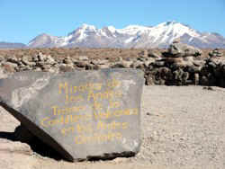 !Colca-AQP sign mountains.jpg (34990 bytes)